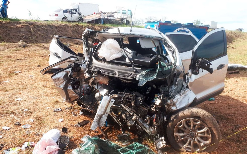 Colisão frontal entre dois carros deixa quatro mortos na Bahia (Foto: Ed Santos/Acorda Cidade)