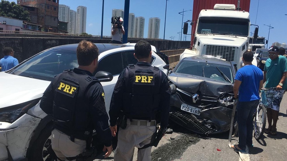 Acidente na RÃ³tula do Abacaxi, em Salvador â?? Foto: Alan Tiago Alves/G1