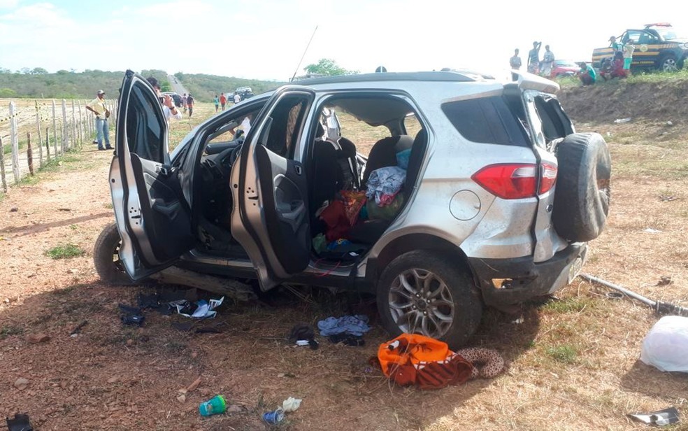 Colisão frontal entre dois carros deixa quatro mortos na Bahia (Foto: Ed Santos/Acorda Cidade)