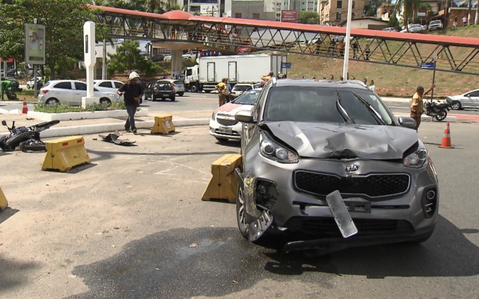 Carro atingiu motocicleta, na Av. ACM (Foto: Reprodução/TV Bahia)