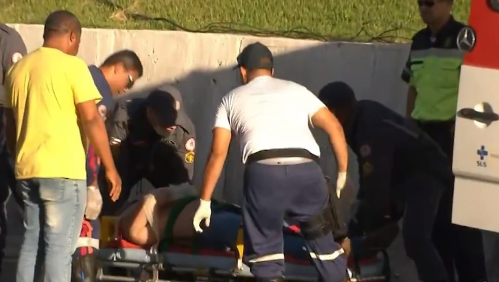 Motociclista, que nÃ£o teve a identidade revelada, foi encaminhado para uma unidade hospitalar pela viatura do Corpo de Bombeiros. â?? Foto: ReproduÃ§Ã£o / TV Bahia