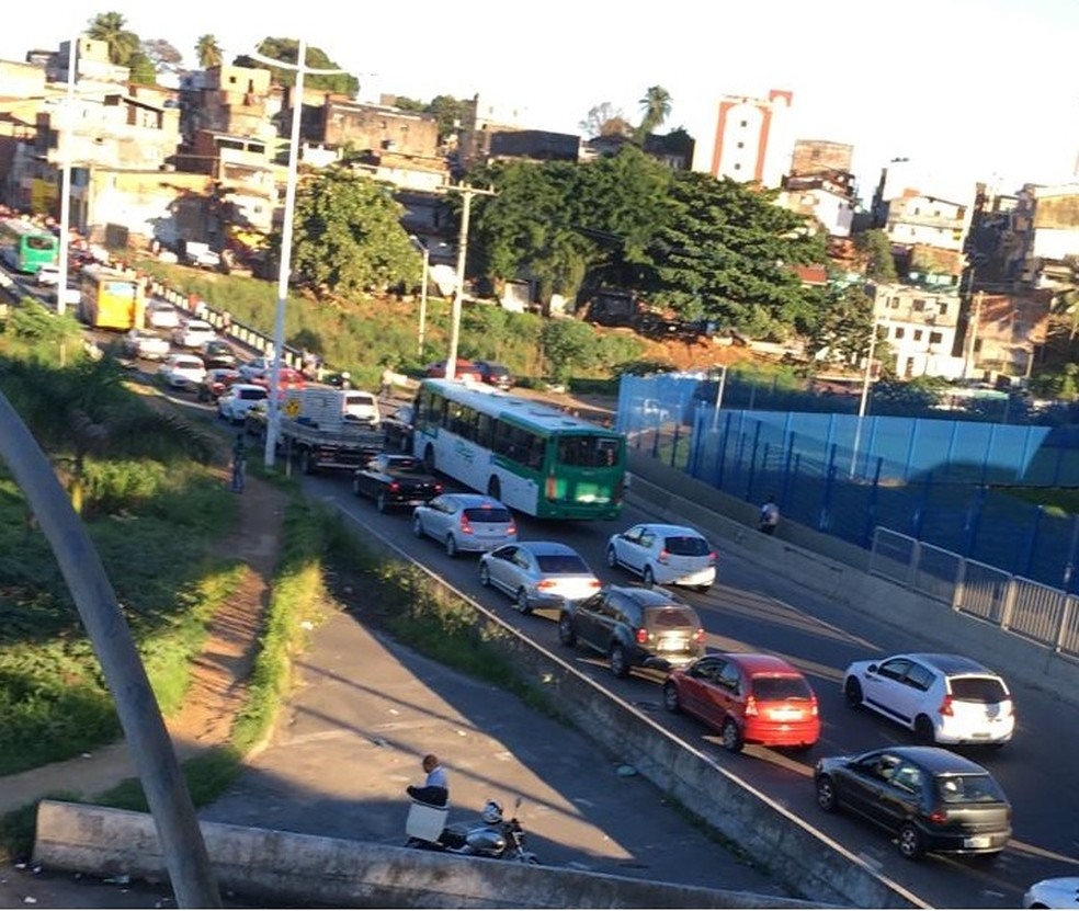 Acidente na BR-324, em Salvador, deixa trÃ¢nsito congestionado â?? Foto: Matheus Massena/ TV Bahia