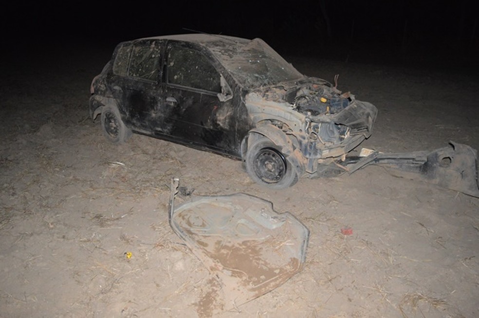 Carro ficou destruído após acidente na BR-242, no oeste baiano (Foto: Elvis Araújo/ Blogbraga)