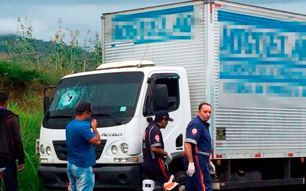 Homem foi atingido por pedra quando estava no carona do veículo (Foto: Tiago Bottino/Itapetinga Agora)