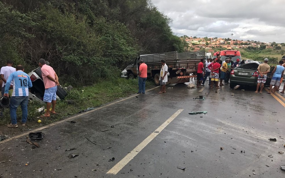 Caminhonete saiu da via e foi para acostamento após acidente nesta quarta-feira (Foto: Fábio Santos/ Voz da Bahia)