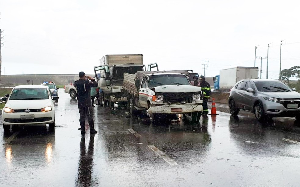 Acidente na CIA-Aeroporto deixa 4 feridos e causa congestionamento (Foto: DivulgaÃ§Ã£o/Bahia Norte)