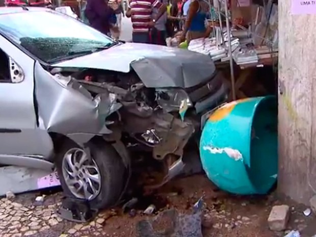 Carro invadiu calçada, derrubou telefone público e atropelou duas pessoas. Bahia (Foto: Reprodução/ TV Bahia)