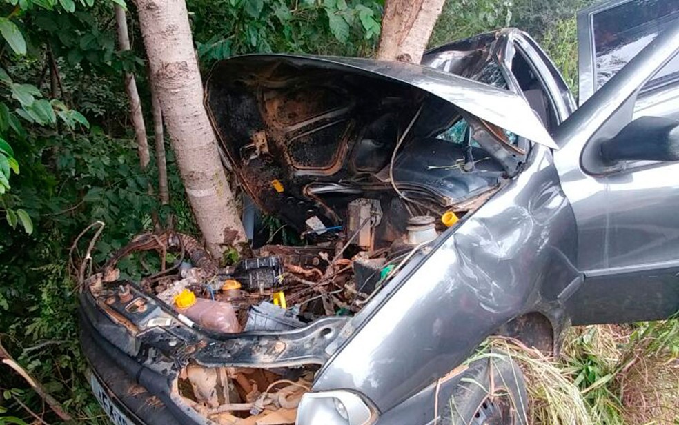 Carro saiu da pista e bateu em árvore; dois morreram (Foto: Ivonaldo Paiva/Blogbraga)