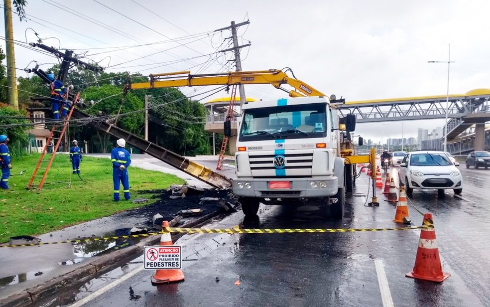 Carro derruba poste na Avenida Paralela, em Salvador (Foto: Adriana Oliveira/TV Bahia)