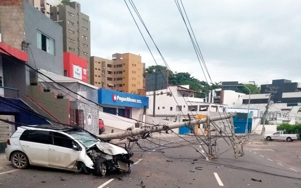 Carro derruba poste em acidente e arrasta fiaÃ§Ã£o de outros equipamentos (Foto: DivulgaÃ§Ã£o/Transalvador)