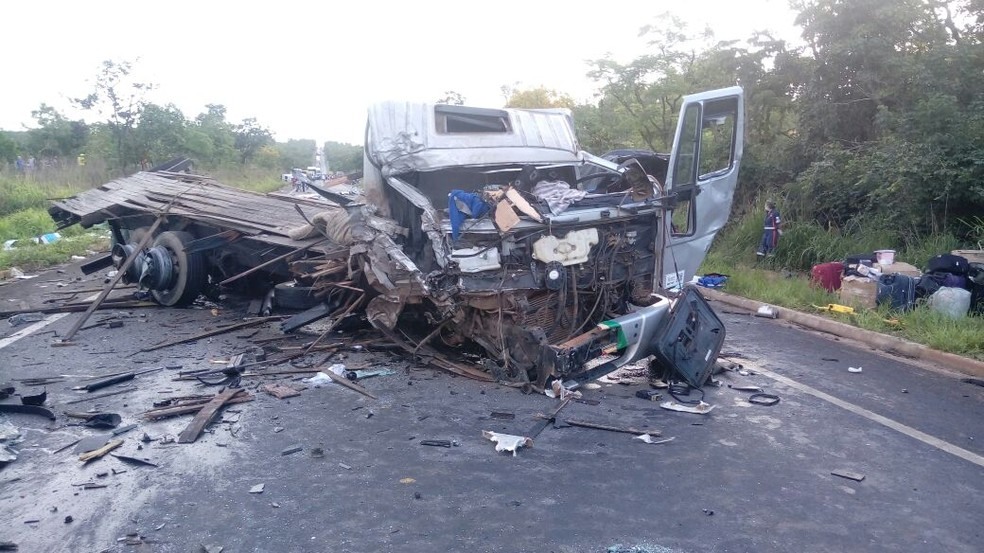 Quatro veículos se envolveram no acidente (Foto: Samu/ Divulgação)