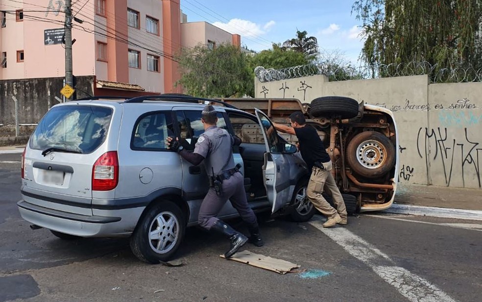 Carro bateu em viatura e provocou tombamento em Franca, SP â?? Foto: NathÃ¡lia Henrique/EPTV