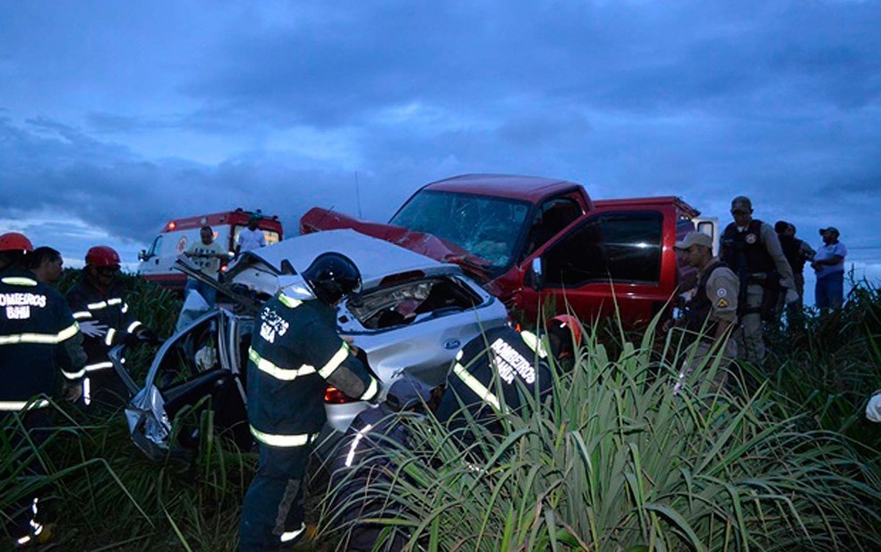 Carro em que os adolescentes estavam ficou destruído e caminhonete também teve danos (Foto: Edivaldo Braga/Blog Braga)