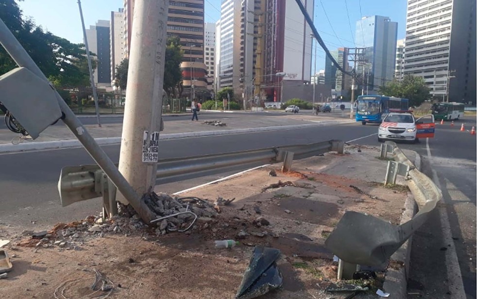 TrÃªs ficaram feridos apÃ³s carro bater em poste na Avenida Tancredo Neves, em Salvador â?? Foto: Andrea Silva/TV Bahia