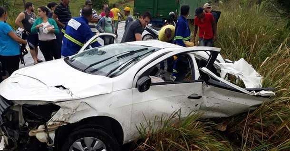 Carro que a vítima dirigia bateu de frente com um caminhão na região sul da Bahia (Foto: Maurílio Garcia/Site Cocobongo )