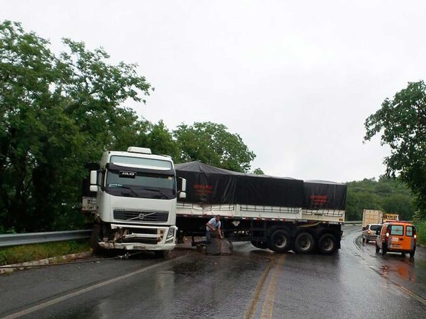 Veículo no meio da BR-242, no oeste da Bahia (Foto: Ivonaldo Paiva/Blogbraga)