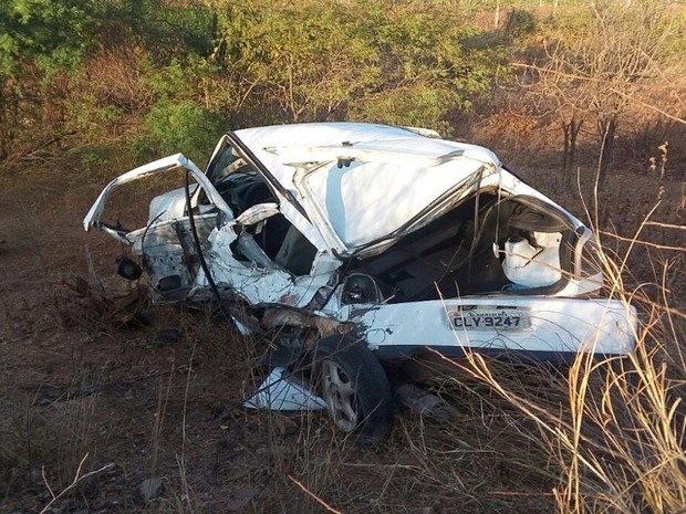 Motorista encosta carro para trocar pneu na estrada e morre atropelado (Foto: Luciano Kastro/BlogBraga)