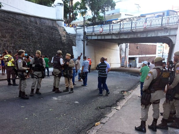 Polícia Militar e Transalvador isolaram área (Foto: Ramon Ferraz/ TV Bahia)