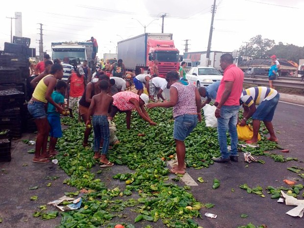 Carga espalhada foi saqueada por populares (Foto: Paulo José/Acorda Cidade)