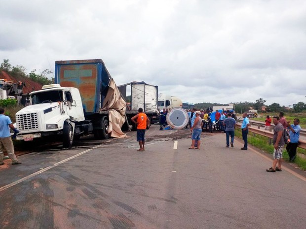 Caminhão tomba e causa congestionamento na tarde desta quarta-feira (Foto: Divulgação/Concessionária Bahia Norte)