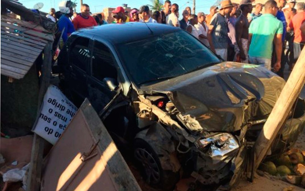 Homem ficou ferido após carro invadir barraca e destruir espaço na Bahia  (Foto: Marcus Augusto/Site Voz da Bahia)