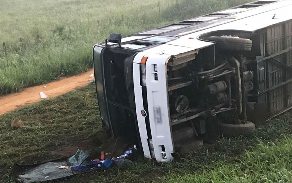 Torcedores do Corinthians ficam feridos apÃ³s Ã´nibus tombar na BR-116, no sudoeste da Bahia  â?? Foto: DivulgaÃ§Ã£o/PRF