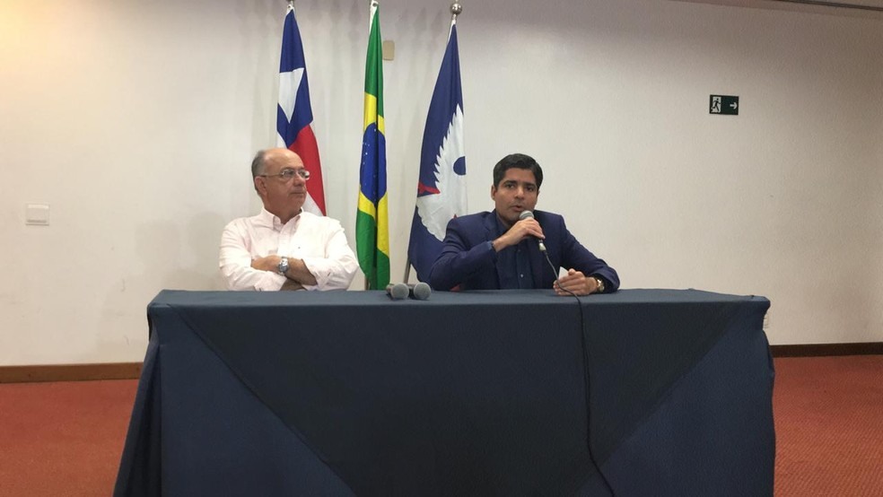 Prefeito de Salvador e presidente nacional do DEM, ACM Neto, ao lado de JosÃ© Ronaldo  â?? Foto: Alan Tiago Alves/G1