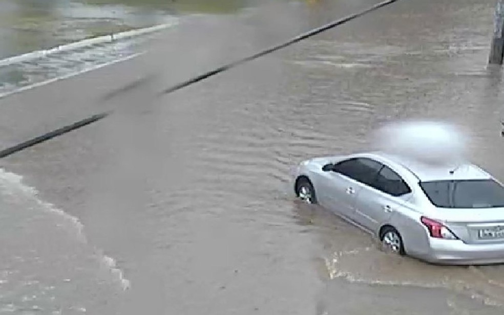 Avenida Adhemar de Barros tem ponto de alagamento (Foto: Divulgação/ SSP-BA)