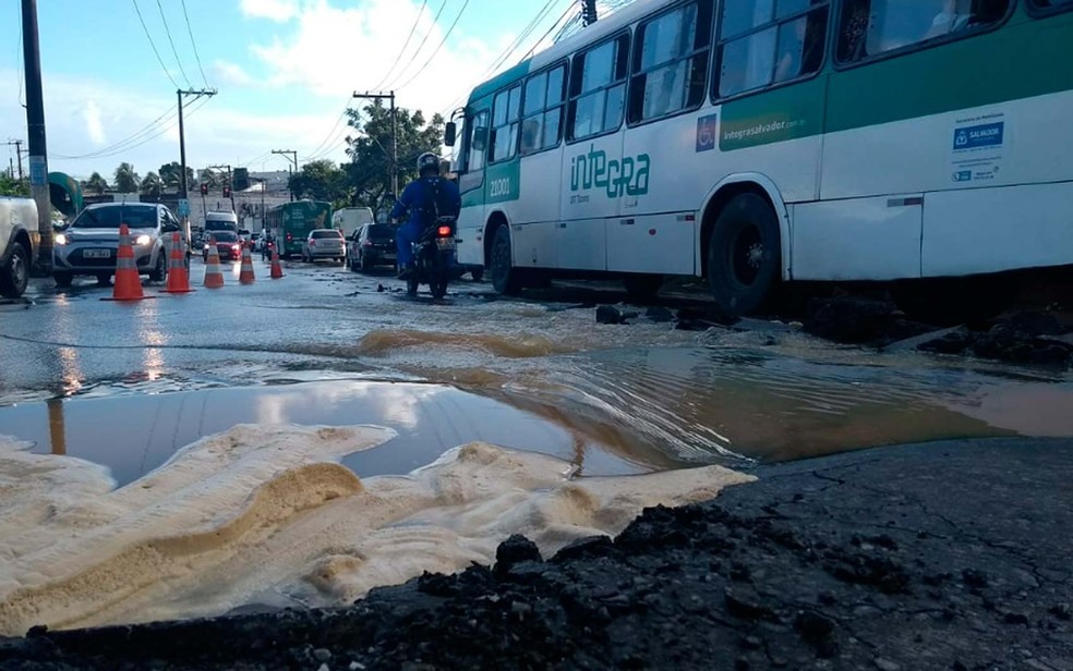 Adutora rompeu na Avenida Cardeal BrandÃ£o Vilela, na manhÃ£ desta sexta-feira (Foto: Ramon Ferraz/TV Bahia)