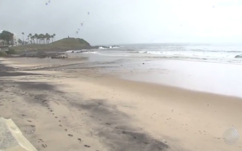 Jovens sumiram no mar após terem entrado para buscar bola (Foto: Reprodução/ TV Bahia)