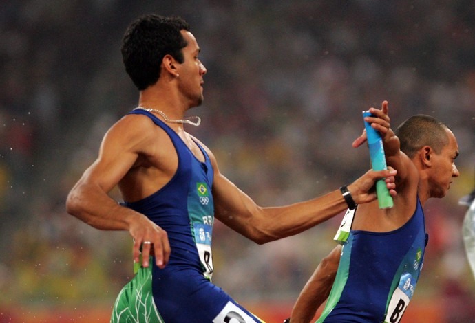 Bruno Lins passa o bastão para Vicente Lenílson 4 x 100m Pequim 2008  (Foto: Jonne Roriz/Agência Estado)