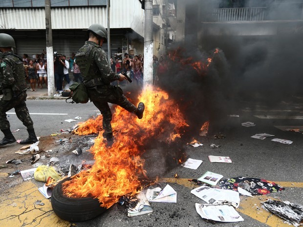 Soldados do Exército atuam em protesto em Vitória (Foto: Wilton Junior/Estadão Conteúdo)