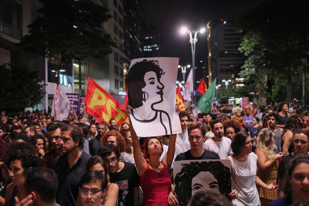 Manifestantes protestam contra os assassinatos da vereadora Marielle Franco (PSOL), de 38 anos, e do motorista Anderson Pedro Gomes, de 39, na Avenida Paulista, em São Paulo — Foto: DANIEL TEIXEIRA/ESTADÃO CONTEÚDO