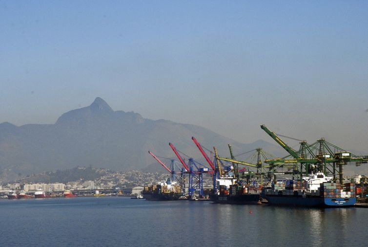 AtracaÃ§Ã£o de navios no CaÃ­s do Porto do Rio de Janeiro, guindaste, container.