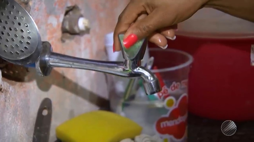 Moradores de PernambuÃ©s e localidades prÃ³ximas estÃ£o sem Ã¡gua nesta segunda (Foto: ReproduÃ§Ã£o/TV Bahia)