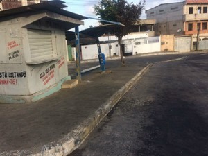 Ponto de ônibus vazio no bairro de Águas Claras (Foto: Alan Oliveira/G1 Bahia)