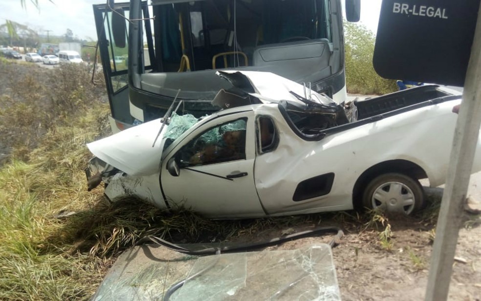 ColisÃ£o frontal aconteceu na manhÃ£ desta quinta-feira (27), em Alagoinhas â?? Foto: Marcus AragÃ£o/AragÃ£o NotÃ­cias