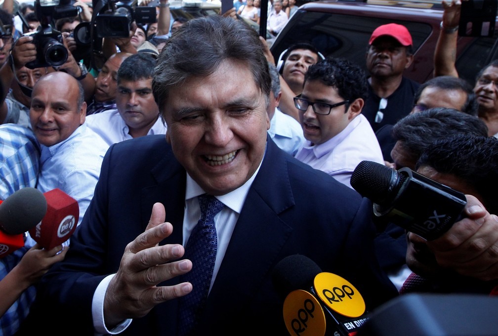 Ex-presidente peruano Alan GarcÃ­a antes de prestar depoimento no caso Oderbrecht em Lima, em 2017 â?? Foto: REUTERS/Guadalupe Pardo