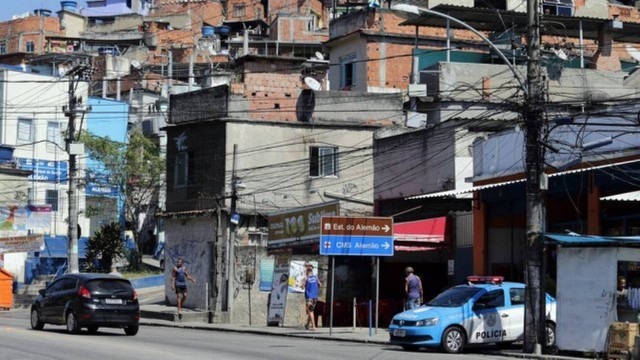 Resultado de imagem para Tiroteio no Complexo do Alemão deixa mais de 1,7 mil alunos sem aula