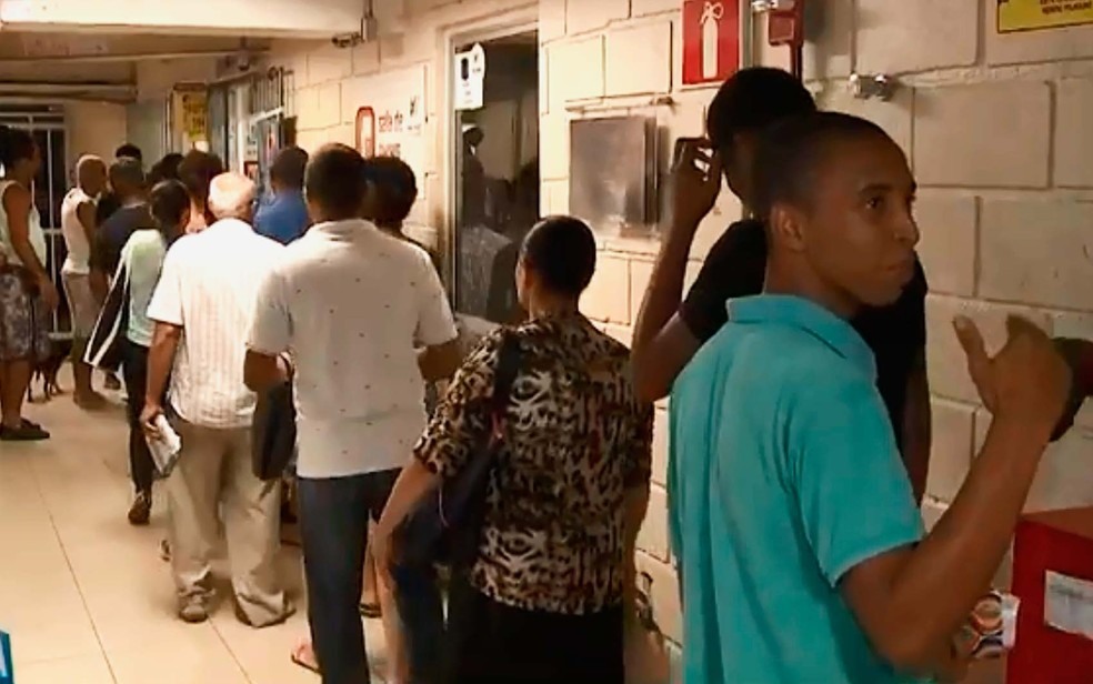 Consumidores reclamam das grandes filas para pagar conta de luz apÃ³s lotÃ©ricas da Bahia deixarem de receber boleto da Coelba (Foto: ReproduÃ§Ã£o/TV Bahia)