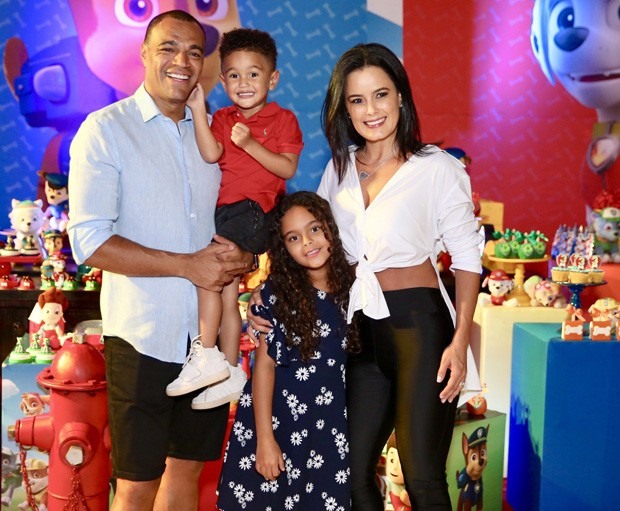 Luciele Di Camargo e Denilson com os filhos (Foto: Manuela Scarpa/Brazil News?)