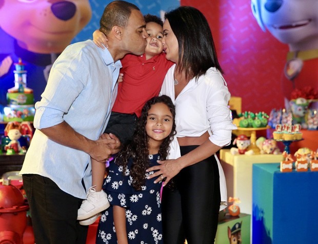 Luciele Di Camargo e Denilson com os filhos (Foto: Manuela Scarpa/Brazil News?)