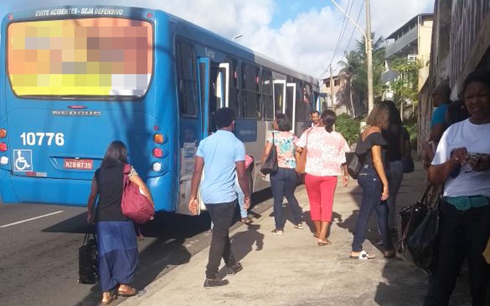 Passageiros embarcam na Avenida Manoel Dias, em ponto improvisado (Foto: Adriana Oliveira/ TV Bahia)