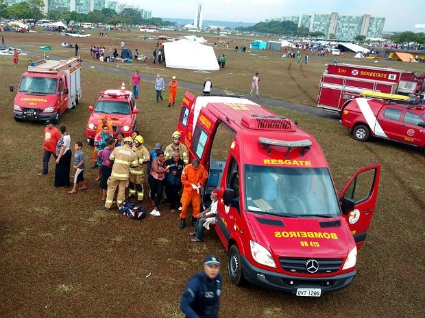 Corpo de Bombeiros atende feridos por queda de tendas com a chuva na Esplanada, em Brasília (Foto: Corpo de Bombeiros/Divulgação)