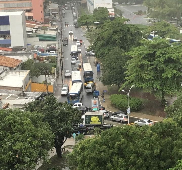 Resultado de imagem para Chuva alaga viaduto na Av. Cardeal da Silva e provoca engarrafamentos na cidade