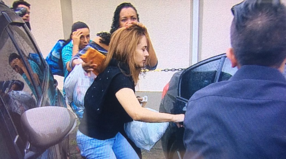 Anna Carolina Jatobá ao deixar a prisão na manhã desta sexta (22) (Foto: Peterson Grecco/TV Vanguarda)