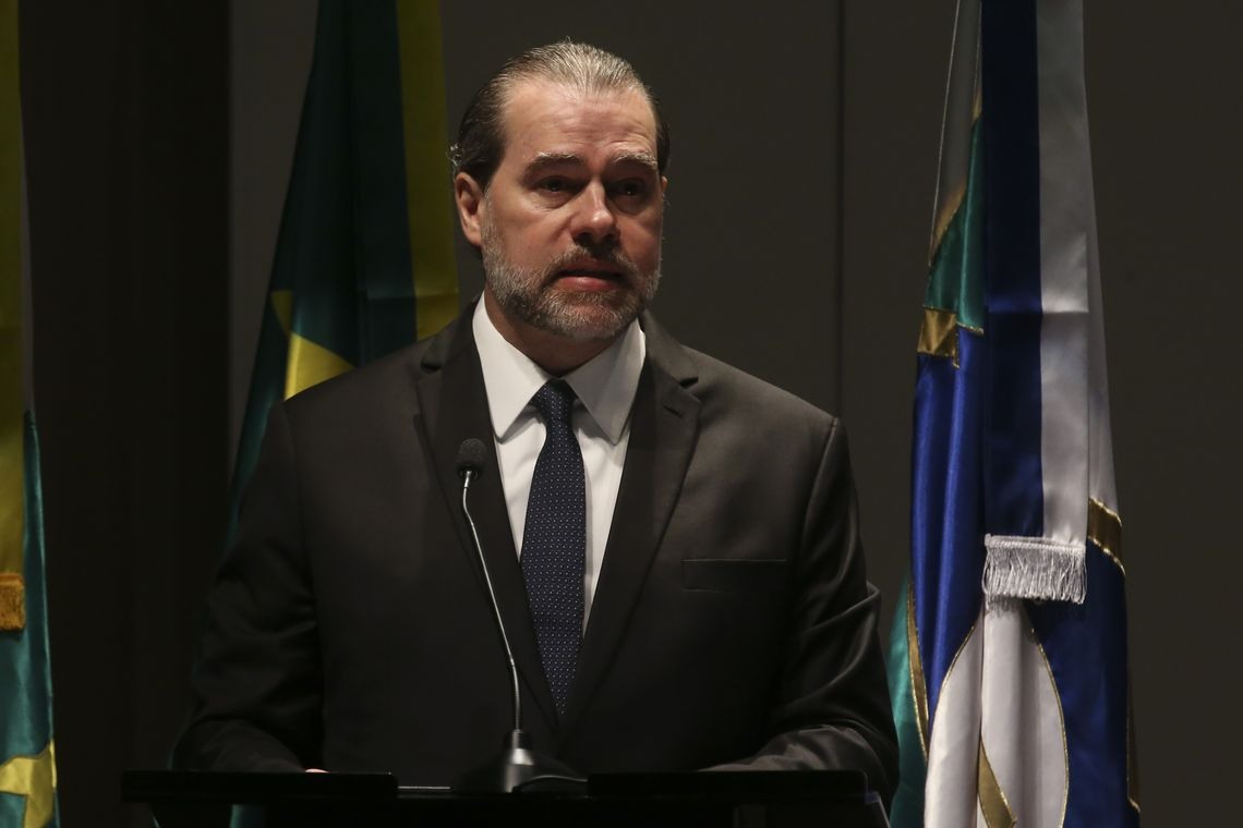 O presidente do Conselho Nacional de JustiÃ§a (CNJ) e do Supremo Tribunal Federal (STF), ministro Dias Toffoli, assina o Pacto Nacional pela Primeira InfÃ¢ncia durante seminÃ¡rio sobre o assunto.