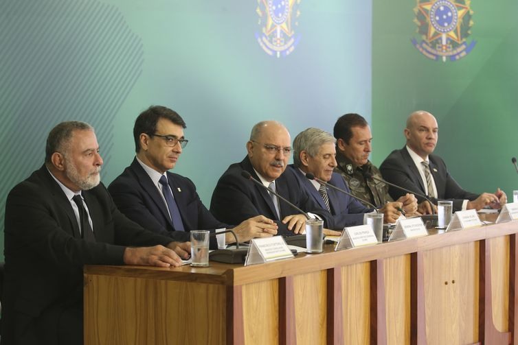 O ministro do Gabinete de SeguranÃ§a Institucional (GSI), general SÃ©rgio Etchegoyen, e o futuro ministro do GSI, General Heleno,falam sobre a seguranÃ§a para Posse do Presidente Eleito, Jair Bolsonaro.