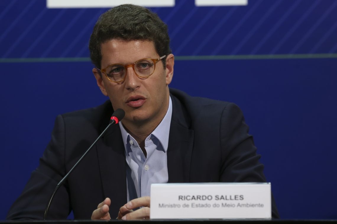 O  Ministro do Meio Ambiente, Ricardo Salles fala Ã  imprensa, apÃ³s reuniÃ£o com os integrantes do Centro de OperaÃ§Ãµes Conjuntas.