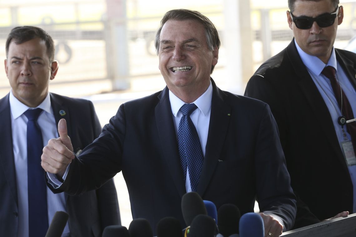 O presidente Jair Bolsonaro, cumprimenta populares no PalÃ¡cio da Alvorada